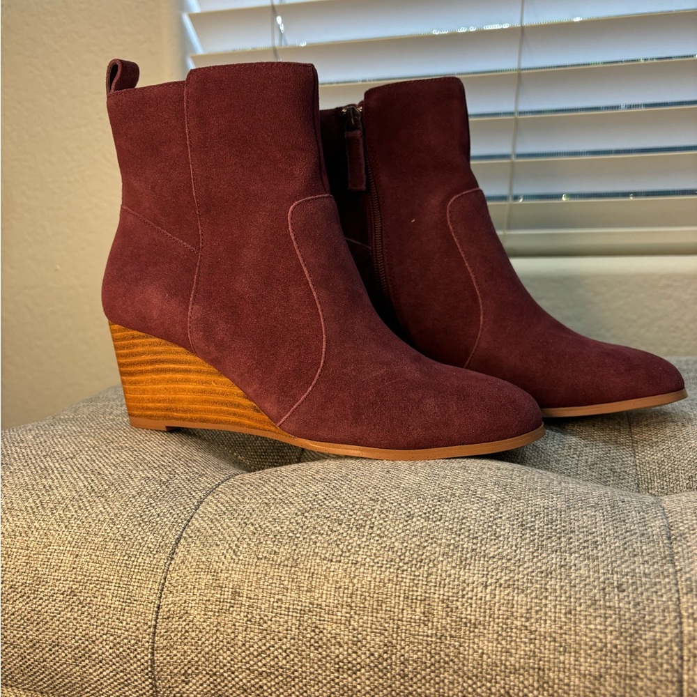NWOB- Violet & Red Jay Jay Suede Ankle Boots in Burgundy size 7